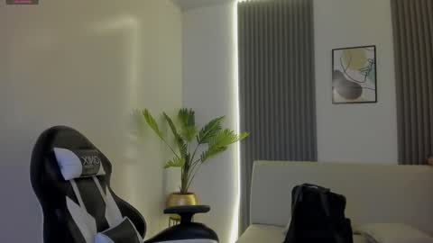 Snapshot of emiilycutex_ chatting on January 15, 2025, 12:15 pm online show from January 15, 2025, 12:15 pm