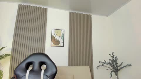Snapshot of emiilycutex_ chatting on January 25, 2025, 12:16 pm online show from January 25, 2025, 12:16 pm