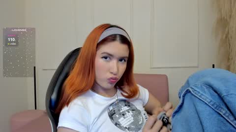 Snapshot of emiilycutex_ chatting on January 30, 2025, 12:06 pm online show from January 30, 2025, 12:06 pm