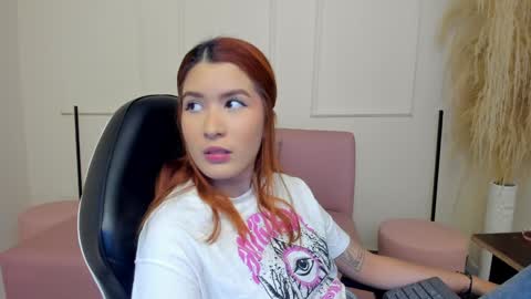 Snapshot of emiilycutex_ chatting on February 6, 2025, 12:16 pm online show from February 6, 2025, 12:16 pm