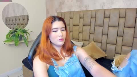 Snapshot of emiilycutex_ chatting on February 11, 2025, 12:05 pm online show from February 11, 2025, 12:05 pm