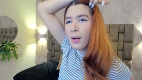 Snapshot of emiilycutex_ chatting on February 13, 2025, 12:11 pm online show from February 13, 2025, 12:11 pm