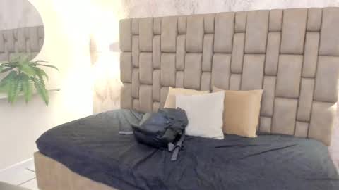 Snapshot of emiilycutex_ chatting on February 15, 2025, 12:11 pm online show from February 15, 2025, 12:11 pm