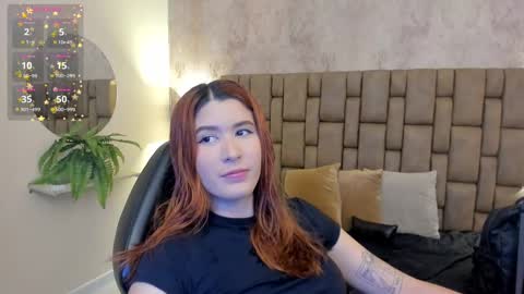 Snapshot of emiilycutex_ chatting on February 19, 2025, 12:11 pm online show from February 19, 2025, 12:11 pm