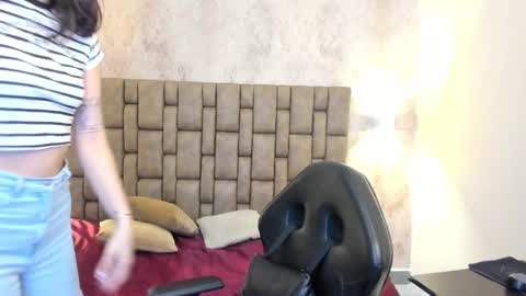 Snapshot of emiilycutex_ chatting on February 21, 2025, 12:06 pm online show from February 21, 2025, 12:06 pm