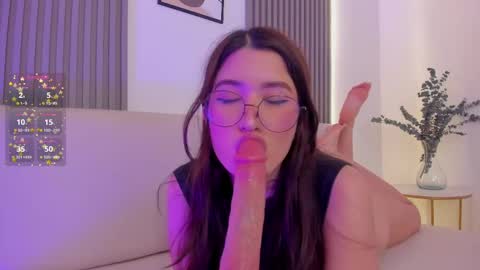 Snapshot of emiilycutex_ chatting on March 3, 2025, 3:20 pm online show from March 3, 2025, 3:20 pm