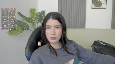 Snapshot of emiilycutex_ chatting on March 5, 2025, 12:11 pm online show from March 5, 2025, 12:11 pm