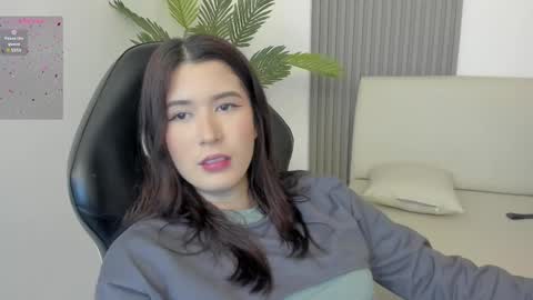 Snapshot of emiilycutex_ chatting on March 7, 2025, 12:12 pm online show from March 7, 2025, 12:12 pm
