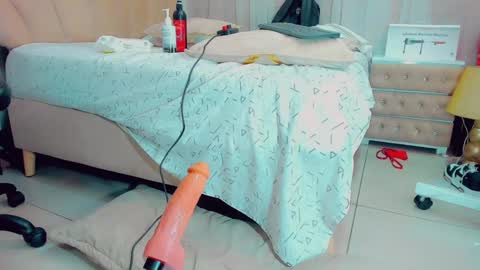 EmillySaenz online show from December 2, 2024, 11:40 pm