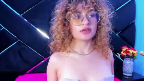 Emy  online show from September 18, 2025, 9:17 pm