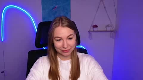 Emilia online show from November 3, 2025, 6:36 am