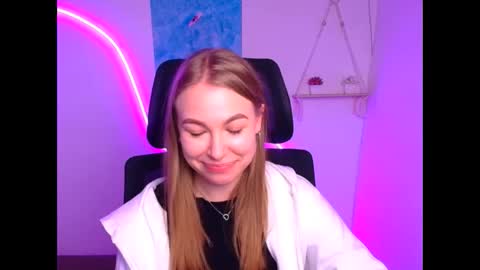 Emilia online show from November 16, 2025, 12:33 pm