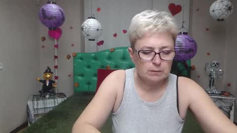 Snapshot of emiliagree chatting on November 1, 2025, 6:21 pm EmiliaGree online show from November 1, 2025, 6:21 pm