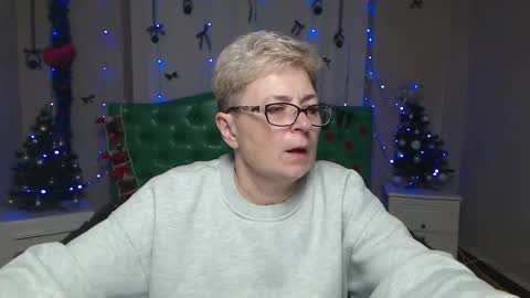 Snapshot of emiliagree chatting on December 18, 2025, 6:03 pm EmiliaGree online show from December 18, 2025, 6:03 pm