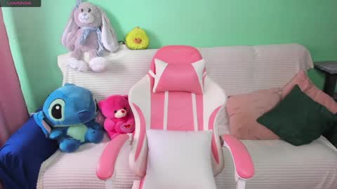 Snapshot of emiliyaqueen chatting on April 15, 2026, 8:43 am Emiliya online show from April 15, 2026, 8:43 am
