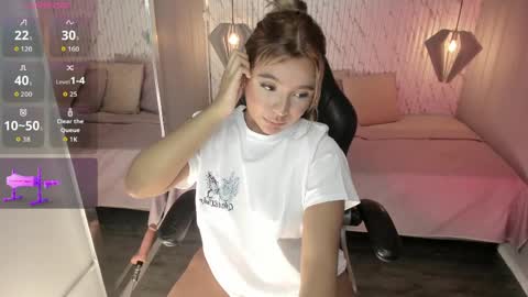 Snapshot of emilly_mell chatting on April 9, 2026, 11:59 am emilly_mell online show from April 9, 2026, 11:59 am