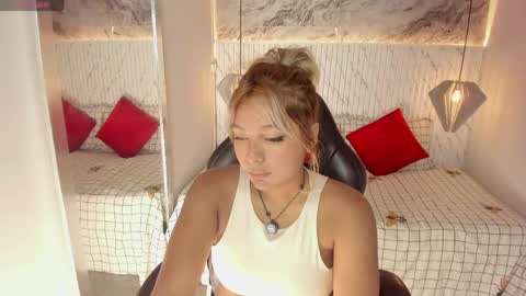 Snapshot of emilly_mell chatting on April 30, 2026, 12:11 pm emilly_mell online show from April 30, 2026, 12:11 pm