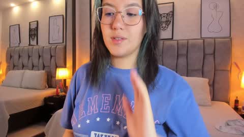 Snapshot of emily_5weet chatting on December 5, 2024, 7:27 am Emily online show from December 5, 2024, 7:27 am