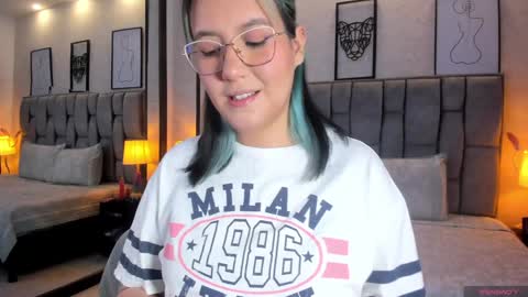 Snapshot of emily_5weet chatting on December 21, 2024, 3:47 am Emily online show from December 21, 2024, 3:47 am