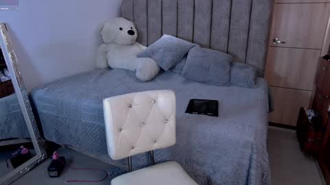 Snapshot of emily_____ chatting on October 28, 2025, 12:14 am emily valentina online show from October 28, 2025, 12:14 am