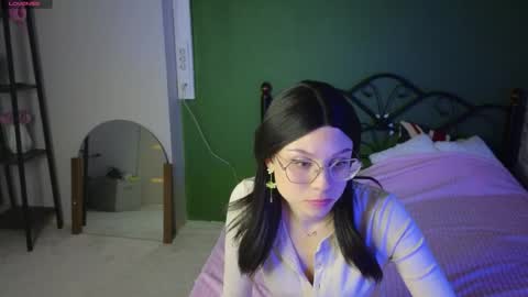 Snapshot of emily__hamilton chatting on June 1, 2026, 12:45 am Emily online show from June 1, 2026, 12:45 am