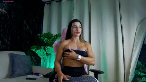 Emily foxx01 online show from May 7, 2026, 10:48 pm