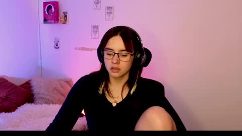 Emily Lindey online show from May 7, 2026, 2:28 am