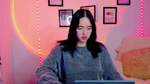 Emily Lindey online show from June 3, 2026, 4:59 am