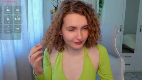 Snapshot of emily_lune chatting on June 4, 2026, 2:28 am Emily online show from June 4, 2026, 2:28 am