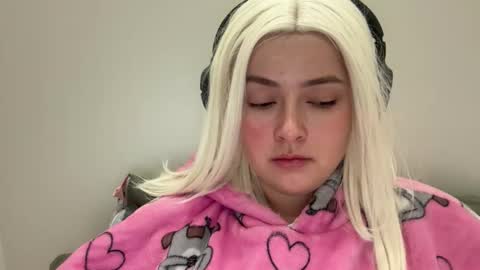 emily_morning_dew online show from December 19, 2025, 9:44 pm