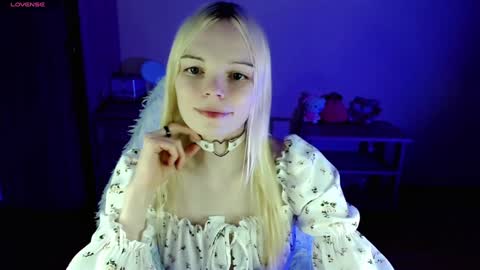 Snapshot of emily_nyaffe chatting on December 16, 2024, 10:24 pm Lia online show from December 16, 2024, 10:24 pm