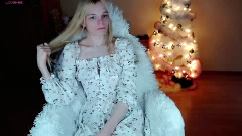 Snapshot of emily_nyaffe chatting on January 8, 2025, 12:28 am Lia online show from January 8, 2025, 12:28 am