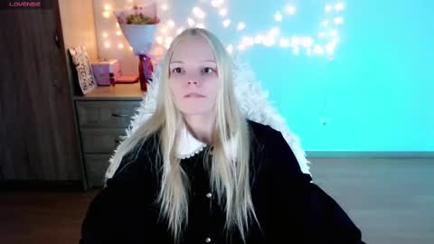 Snapshot of emily_nyaffe chatting on March 2, 2025, 11:42 pm Lia online show from March 2, 2025, 11:42 pm