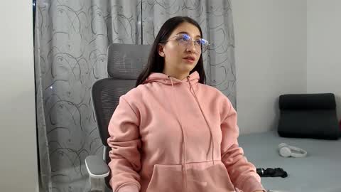 Snapshot of emily_smith29 chatting on December 4, 2024, 2:53 am emi online show from December 4, 2024, 2:53 am