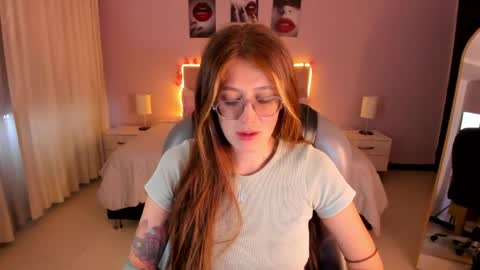 emily_warren__ online show from April 30, 2026, 8:37 pm