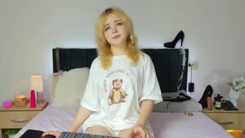 Snapshot of emilyangels chatting on November 12, 2025, 7:53 am Baby Emelli online show from November 12, 2025, 7:53 am