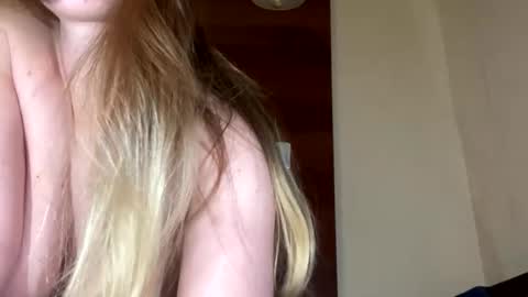 Snapshot of emilygibbes chatting on December 18, 2025, 10:43 am emilygibbes online show from December 18, 2025, 10:43 am