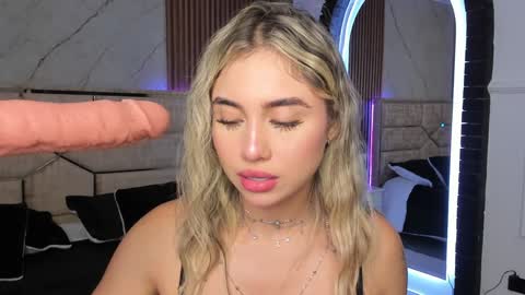 Snapshot of emilyhendrix_ chatting on December 17, 2024, 7:48 pm Emily Hendrix online show from December 17, 2024, 7:48 pm