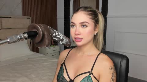 Snapshot of emilyhendrix_ chatting on January 30, 2025, 7:26 pm Emily Hendrix online show from January 30, 2025, 7:26 pm