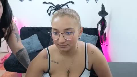 Snapshot of emilyriskhot chatting on October 29, 2025, 9:05 pm emily  friends online show from October 29, 2025, 9:05 pm