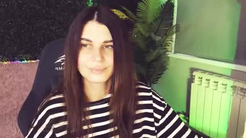 Snapshot of emilytucker chatting on October 4, 2025, 1:58 am Emily online show from October 4, 2025, 1:58 am