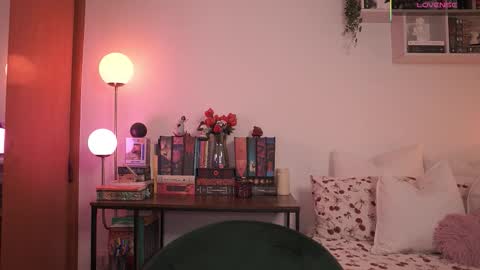 IG thickemmsss online show from December 5, 2025, 8:16 pm