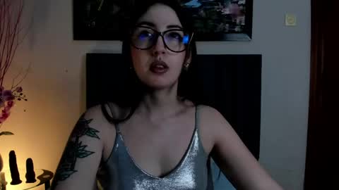 Snapshot of emilyywatson chatting on April 21, 2026, 12:23 am Emilyy Watson online show from April 21, 2026, 12:23 am