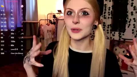 Snapshot of emimiy chatting on October 4, 2025, 7:28 am emimiy online show from October 4, 2025, 7:28 am