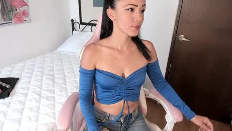Snapshot of emiril chatting on October 20, 2025, 6:30 pm L i a    time online 7am - 1pm Gtm-5  online show from October 20, 2025, 6:30 pm