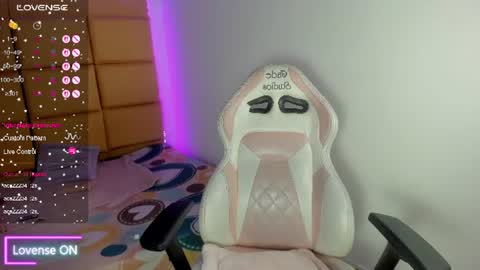 emma__js_ online show from June 20, 2026, 3:04 pm
