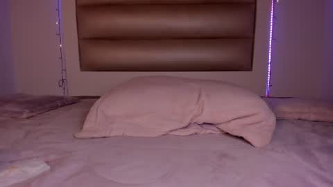 emma__js_ online show from July 25, 2026, 4:04 pm