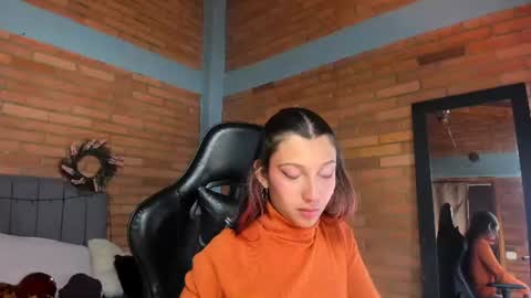 Snapshot of emma_belley chatting on June 13, 2026, 7:12 pm Hey Im EmmaHelp me reach 100 likes online show from June 13, 2026, 7:12 pm