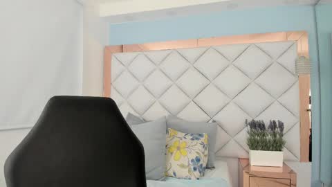 Emma Castillo online show from October 26, 2025, 6:30 am