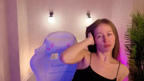 Snapshot of emma_clay chatting on December 16, 2025, 1:32 am Bella online show from December 16, 2025, 1:32 am